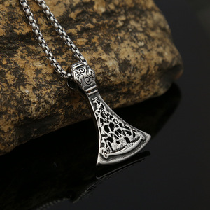 Yunnique – collier avec pendentif hache en acier inoxydable pour hommes, chaîne de 60cm, bijoux cadeau, style Viking, breloque à motifs - Product Image 1