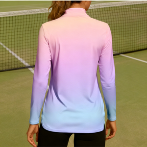 เสื้อกีฬาผู้หญิงพิมพ์ลายไล่เฉดสีแบบกำหนดเอง สำหรับกอล์ฟ วอลเลย์บอล แขนยาว สีชมพูม่วง ซิป 1/4 แห้งเร็ว เหมาะสำหรับออกกำลังกาย - Product Image 4
