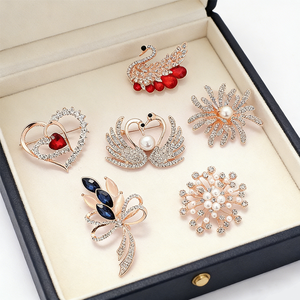 Broche de luxe tendance en strass de cristal avec pince à foulard en perles, épingle anti-exposition pour robe, châle et bijoux de décoration pour femme - Product Image 1