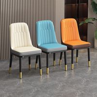Chaise de salle à manger bicolore à dossier côtelé, intérieur crème, coque anthracite, coutures matelassées losanges, pieds à pointes dorées pour la maison et la cuisine