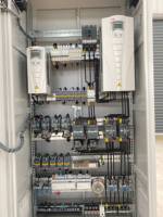 Armoire de commande PLC industrielle avec I/O à distance, HMI et panneau de contrôle pour l'automatisation du traitement de l'eau