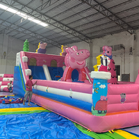 Château gonflable en PVC rose de dessin animé de Peggy Pig avec ballon pour parcs à thème et fêtes en usine
