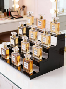 Exhibidor Acrílico Transparente en Forma de Escalón: una Estante de Varios Niveles Sofisticada para Productos de Cuidado de la Piel, Cosméticos y Perfumes - Product Image 1