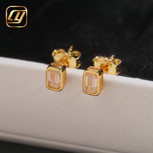 Boucles d'oreilles clous en moissanite taille émeraude, en argent sterling S925, sertissage clos, plaqué or 18 carats, avec certificat GRA - Product Image 4