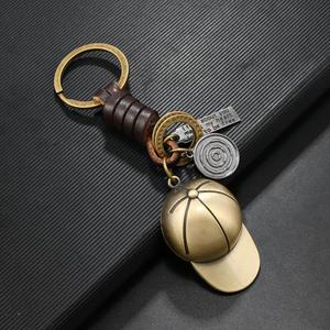 Llavero Metálico Retro de Aleación de Cobre Antiguo con Diseño de Gorra de Béisbol, Regalo Creativo Popular para Hombres y Mujeres - Product Image 1