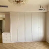 Armoire Shaker blanche classique moderne avec tiroirs et poignées métalliques, meubles sur mesure pour les maisons américaines