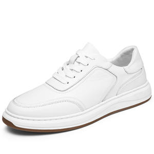 Chaussures blanches polyvalentes de conception nouvelle. Versions pour hommes et femmes. Chaussures décontractées en cuir, respirantes, avec semelles épaisses tendance. - Product Image 1