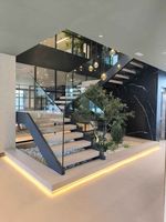 Maßgefertigte gerade Doppelträger-Treppe mit schwarzen Stahlträgern, Holzstufen und rahmenlosem Glasgeländer für Zuhause