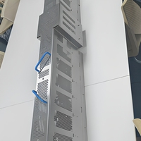 Châssis de cabinet en tôle argentée avec trous de ventilation pour serveur et centre de données