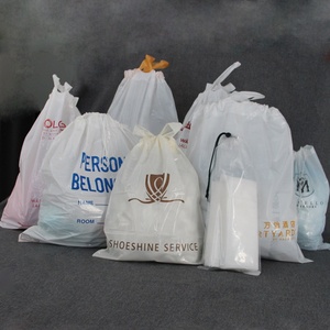Sac à linge en plastique PE à cordon de serrage à impression personnalisée sacs de lavage jetables pour chambre d'hôtel pour vêtements - Product Image 6
