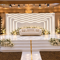Panneau de fond de scène de mariage en acrylique blanc 3D en forme de vague avec éclairage LED pour la décoration de la scène de mariage, de la réception et des événements