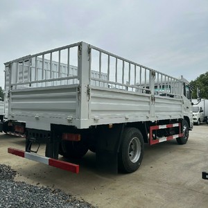 Camión Dongfeng 4x2 de 6 Ruedas para Transporte de Ganado, Volante a la Derecha/Izquierda, Camión de Carga con Reja - Product Image 1