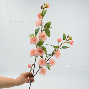 Flores artificiales de camelia Dongchen Crafts, color rosa claro con hojas verdes, para decoraciones de bodas y arreglos de mesa. - Product Image 2