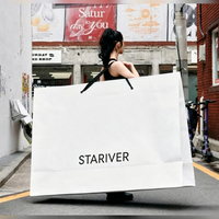 Sac de transport en papier blanc surdimensionné à impression personnalisée, poignées en ruban noir, œillets métalliques, emballage pour magasin de vêtements