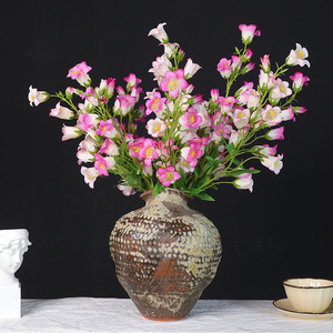 Fleurs artificielles Campanula roses et blanches en gros, tiges de fleurs de clochettes en soie multi-têtes pour arrangements floraux de mariage et de maison - Product Image 1