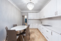 Meubles de cuisine modernes pour hôtels, menuiserie, placage naturel, tambour, poignées personnalisées Trlife, poignée de bord en alliage d'aluminium, comptoir