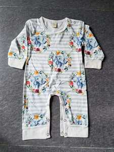 Lots de vêtements pour enfants et bébés, incluant pantalons, combinaisons, robes, barboteuses et ensembles de vêtements, de marques Frogsuit, issus de surplus et de déstockage - Product Image 2