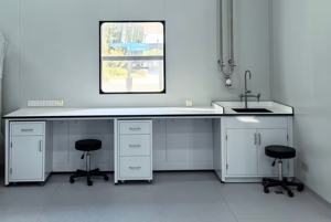 Arredamento per Laboratori Scolastici e Commerciali, Banco da Laboratorio a Isola con Armadietti in Acciaio, Tavolo per Test di Laboratorio con Accessori - Product Image 4