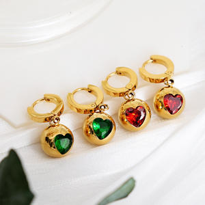 ชุดเครื่องประดับรูปหัวใจสุดหรู 2 ชิ้น ชุบทอง 18k PVD บนสแตนเลสสตีล 316L ไม่หมอง ประดับด้วยเพชรคิวบิกเซอร์โคเนีย ประกอบด้วยสร้อยคอและต่างหู - Product Image 3