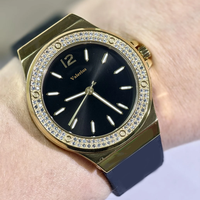 MKOriginals Damen-Quarz-Armbanduhr, Kristall-Zifferblatt, analoge Diamant-Lünette, weiches Silikonarmband, modische Luxusuhr