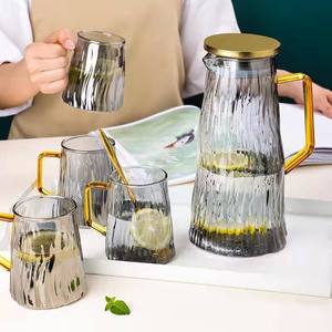 ชุดเหยือกน้ำแก้วทนความร้อนพร้อมหูจับสีทองและฝาปิด ราคาโรงงาน สำหรับน้ำผลไม้ ชาเย็น และแก้<span class=keywords><strong>ว</strong></span>น้ำ - Product Image 1