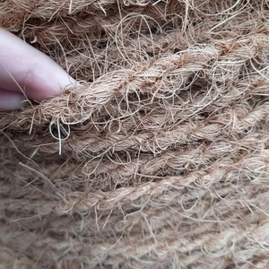 Cuerda de fibra de coco hecha a mano, hilo de fibra de coco hecho en Vietnam para soporte de plantas de vivero, embalaje, tejido artesanal y uso en jardín al aire libre - Product Image 1