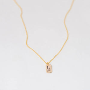 Collier tendance en acier inoxydable plaqué or 18 carats avec pendentif rectangulaire personnalisé gravé d'un message inspirant, collier avec pendentif Amour pour femmes - Product Image 3