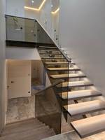 Escalier préfabriqué de luxe moderne à monopoutre avec éclairage LED personnalisable et garde-corps autoportant