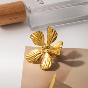 Bagues ouvertes G Chunky à sertissage floral, plaquées or 18 carats, tendance, de luxe, pour mariage, pour femmes, vente en gros - Product Image 3