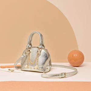 Bolso bandolera impermeable para mujer 2026, de piel sintética con cadena y textura metálica. - Product Image 6