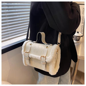 Bolso de mano de piel sintética de <span class=keywords><strong>alta</strong></span> calidad, pequeño bolso cruzado de felpa suave a la moda europea y americana, para invierno - Product Image 6