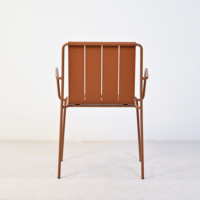 Fauteuil de jardin en PP avec dossier à lattes et accoudoirs en métal pour terrasse et restaurant - Vente en gros directe usine