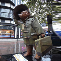 Statue d'ours itinérant de Paddington en bronze coulé à la cire perdue sur mesure