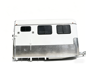 Remolque para Transporte de Caballos, Capacidad para 2 Caballos, Panel Lateral de Aluminio con Nariz Redonda, Diseño en Negro y Gris, Carga en Ángulo - Product Image 4