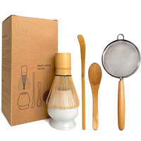 Ensemble de fouet à matcha écologique en bois comprenant un fouet chasen, un support pour fouet (blanc), un tamis, une cuillère à thé et une cuillère à café