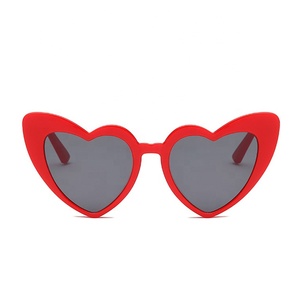 <span class=keywords><strong>Occhiali</strong></span> <span class=keywords><strong>da</strong></span> <span class=keywords><strong>Sole</strong></span> Vintage <span class=keywords><strong>a</strong></span> <span class=keywords><strong>Forma</strong></span> <span class=keywords><strong>di</strong></span> <span class=keywords><strong>Cuore</strong></span> per Donna con Protezione UV400, Montature Bianche e Rosse in Materiale PC S028 - Product Image 5