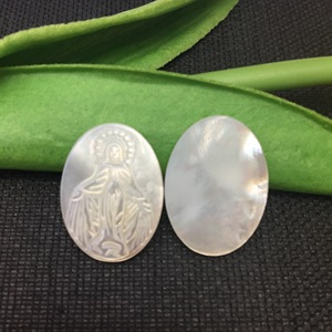 Camée religieux ovale 15x20mm en nacre blanche sculptée représentant la Vierge Marie - Product Image 2