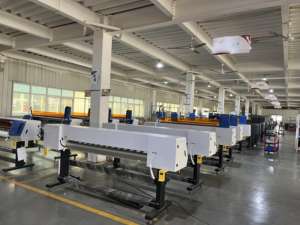 Imprimante UV 1.6 1.8m I3200 F1080 Machine d'impression de vinyle grand format Rouleau flexible de bâche à rouleau Imprimante UV pour enveloppe de voiture en PVC - Product Image 3