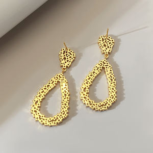 Pendientes brillantes de lujo exagerados, de latón para mujer, chapados en oro de 18 quilates - Product Image 3