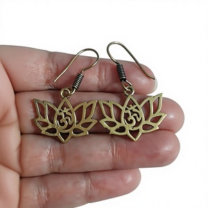 Boucles d'oreilles pendantes en laiton avec symbole Om, design géométrique, plaqué bronze antique, bijoux religieux, mode unisexe - Product Image 1