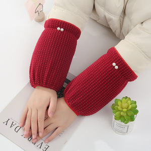 Protège-mains en peluche pour femmes, couleur rouge vin, avec détails en perles, couvre-bras chauds pour l'hiver - Product Image 1