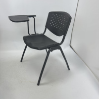 Chaise d'entraînement en plastique avec tablette d'écriture et dossier ventilé