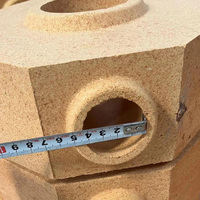 Fabrication de briques réfractaires creuses en argile silexée spécialisée pour fours et cuves de fonderie.