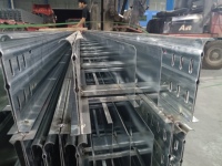 Plateau porte-câbles en acier à double rail sur mesure pour la gestion des câbles industriels et la construction
