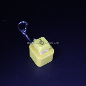 จี้ห้อยกระเป๋าแบบกดมีเสียงและไฟ รูปนิ้วกลาง ตลกๆ - Product Image 3