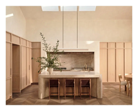 Meuble de cuisine en bois massif CBMmart, finition noyer, aménagement ouvert avec table à manger, îlot de cuisine laqué blanc avec évier