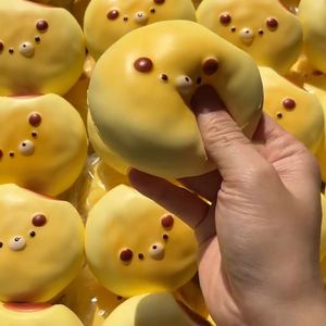 Jouet Squishy en PU Super Doux en Forme de Gâteau Rond à Rebond Lent - Anti-stress Collant pour Enfants et Adultes, Cadeau de Décompression en PU - Product Image 3