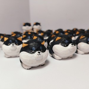 Muñeco de Madera Shiba Inu de Color Negro, Adorno de Escritorio Hecho a Mano, Linda Decoración, Regalo de Oficina, Pieza Única, Diseño Moderno - Product Image 1