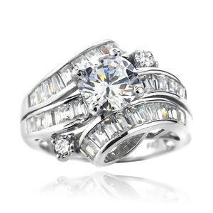 Anello di Lusso Curvo per Donne, Elegante Gioiello da Dito alla Moda - Product Image 1