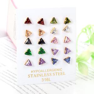 Pendientes de tuerca clásicos y modernos de acero inoxidable con baño de oro de 14K, con circonita cúbica triangular de colores, para mujer - Product Image 1